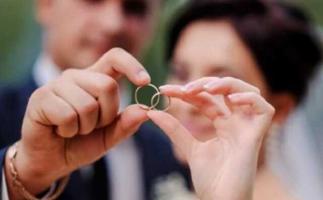 Кабмин разрешил заключать браки с военнослужащими и медиками без их личного присутствия