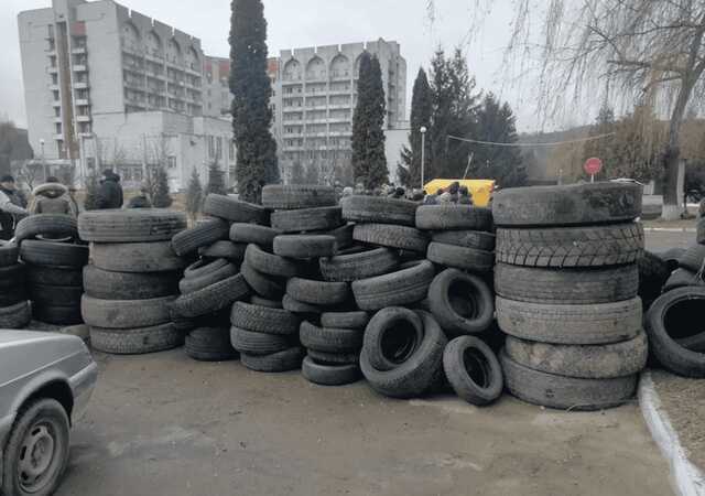 Николаевцев призывают собирать покрышки и коктейли Молотова