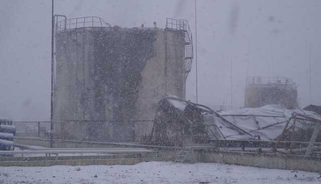 Глибокі вирви та понівечені резервуари: нафтобаза у Черняхові після повітряного обстрілу