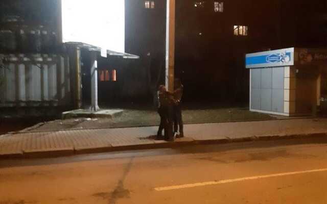 В Ивано-Франковске поймали двух мародеров и привязали к столбу