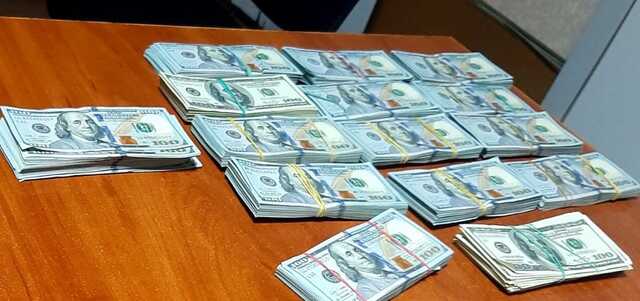 ГБР предотвратила вывоз россиянами 800 тысяч долларов и иконы из Украины