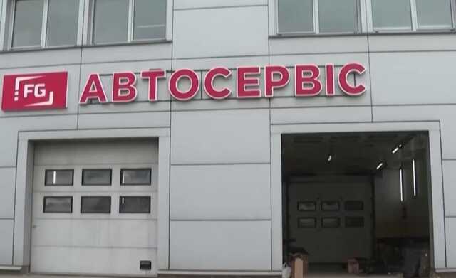 В Киеве на автосервисе начали переделывать пулеметы с техники оккупантов на ручные