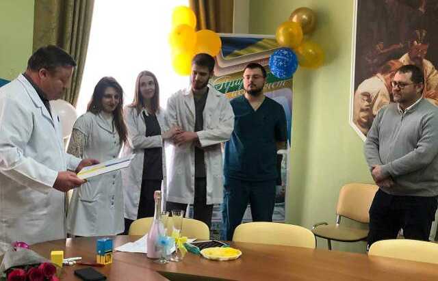 В Херсонской больнице поженились врачи-интерны: их расписал директор медучреждения