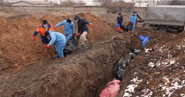 Массовые захоронения убитых российскими бомбами жителей Мариуполя в траншеях
