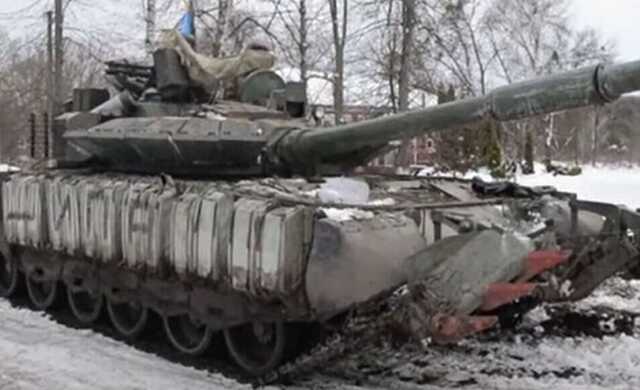 Оккупанты бросили в грязи новые танки и сбежали: в ВСУ показали трофеи