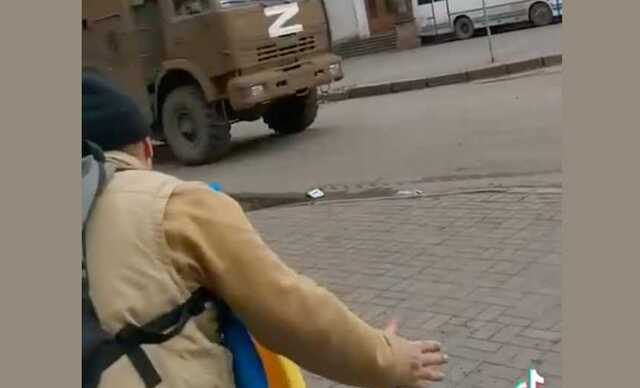 "Bayraktar летит": на видео попал момент, как херсонцы "троллят" российских захватчиков