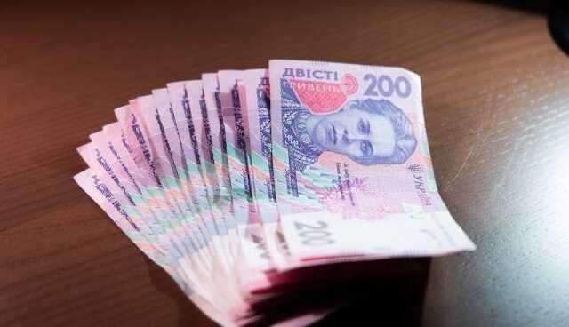 Где в Киеве можно снять наличные без банкомата: перечень магазинов, заправок и аптек