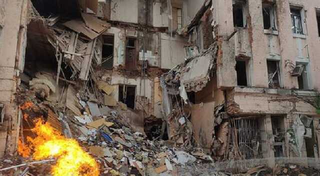 Вражеский снаряд вдребезги развалил жилой дом в центре Харькова