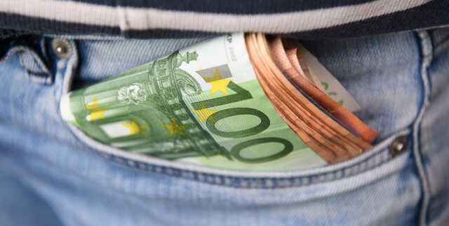 НБУ запретил свободно вывозить за границу более 10 тысяч евро