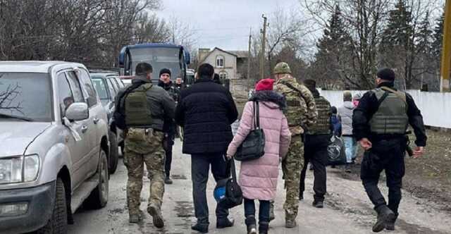 Враг обстрелял колонну мирных жителей, которых эвакуировали из Гостомеля: погибла женщина