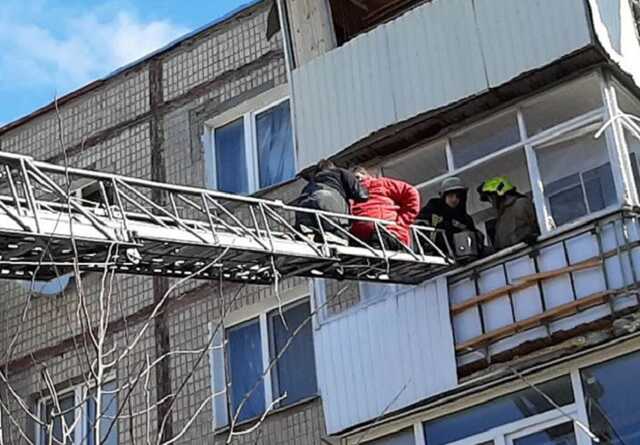 В Харькове снаряд попал в жилой дом, спасатели разбирают завалы