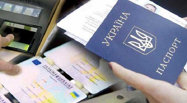 В Дію вернули ID-карты и биометрические загранпаспорта