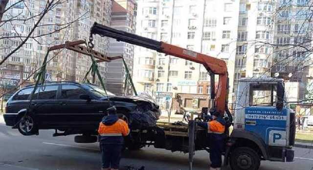 В Киеве продолжают освобождать главные улицы от запаркованных автомобилей