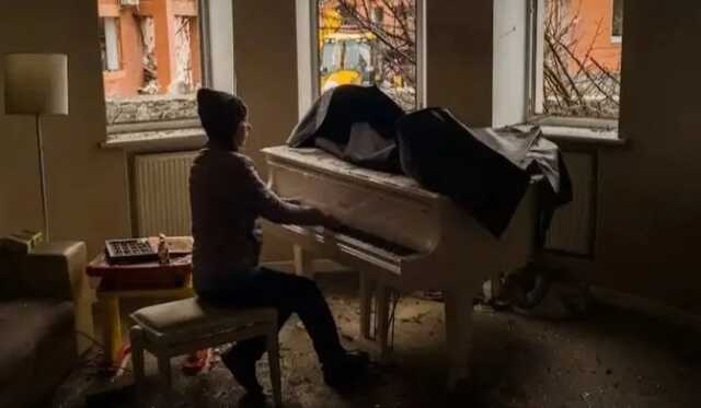 Українська піаністка зіграла на роялі у своєму зруйнованому окупантами будинку в Білій Церкві