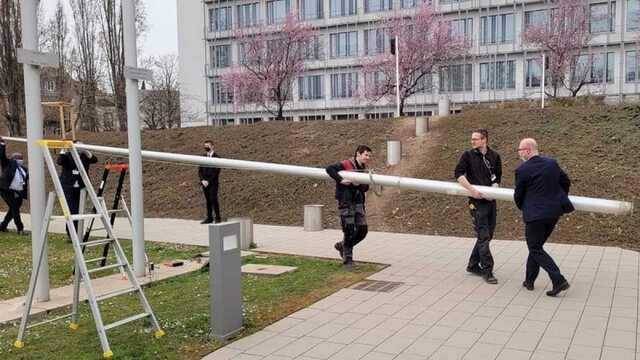 Перед зданием Совета Европы не только сняли флаг России, но и выкопали флагшток