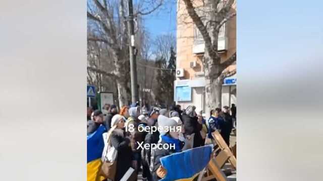 В Херсоне граждане противостоят оккупантам, распевая гимн Украины: мощное видео