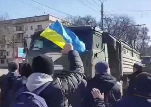 Жители Херсона сплотились и без оружия отогнали технику оккупанта