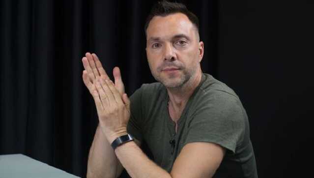 Украина уничтожила три ударные армии РФ и одну воздушную, - Арестович