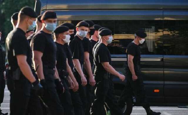 В Беларуси начали задерживать граждан за съемку военной техники