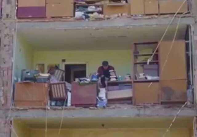 В Киеве мужчина вернулся в разрушенную ракетным ударом квартиру, чтобы забрать вещи