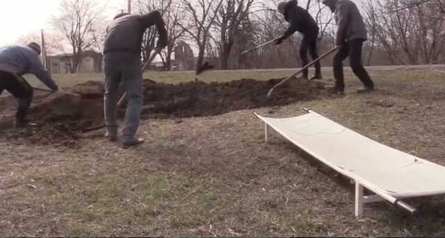 В Мариуполе могилы погибшим копают прямо во дворах между домами