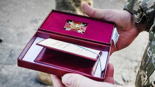 Зеленский наградил государственными наградами 105 защитников Украины