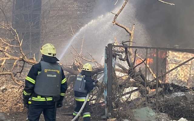 В Киеве на Оболони в результате обстрела загорелся грузовик и два здания
