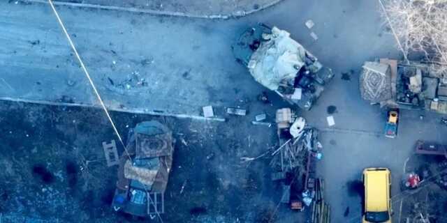 Російські військові-мародери виносять килими з квартир українців