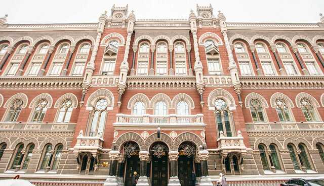 Нацбанк увеличил лимит на снятие наличных в Украине со счетов в иностранной валюте