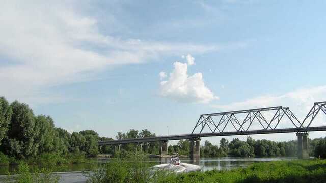 В Чернигове оккупанты разбомбили автомобильный мост через Десну