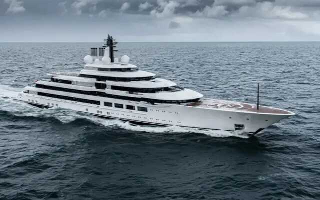 Танцпол-бассейн, золотой туалет и театр: СМИ показали изнутри яхту Путина за $700 млн