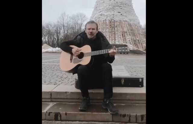 Вакарчук спел возле памятника Шевченко в разрушенном от бомбардировок Харькове