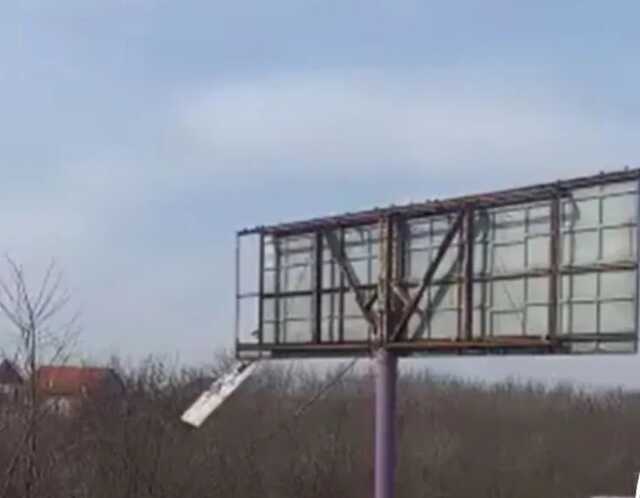 На Киевщине начали убирать незаконные билборды: из них сделают противотанковые ежи