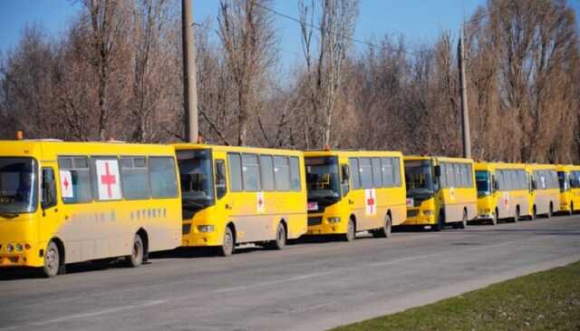 Колонну автобусов из Запорожья снова не пускают в Бердянск