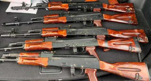 В центре Днепра задержали мужчину с полным автомобилем оружия