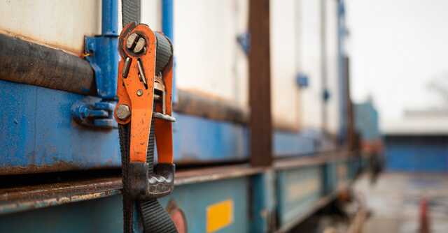 ДБР конфіскувало понад 100 вагонів з білоруськими добривами та сталлю