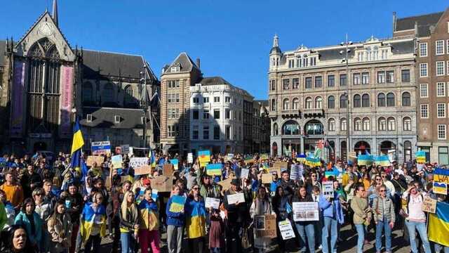 Жители Амстердама вышли на улицы города, чтобы поддержать Украину