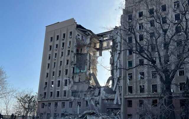 Обстрел в Николаеве. Вражеские снаряды попали в здание ОГА