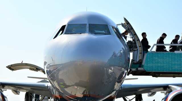 Британия запретила обслуживать самолеты и суда российских олигархов