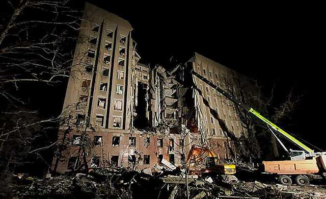 В разбомбленной Николаевской ОГА чудом уцелел украинский флаг