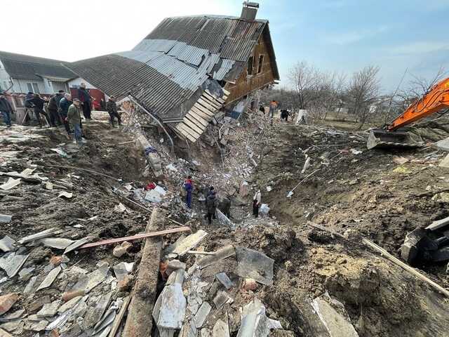 Кільканадцятиметрова вирва та купи будівельного сміття, - російські окупанти знищили будинок у Ніжині