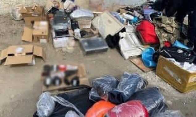 Трьох киян підозрюють в мародерстві складу “Нової пошти”