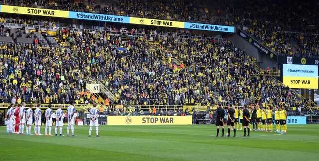 В России прервали трансляцию матча Бундеслиги из-за баннеров в поддержку Украины