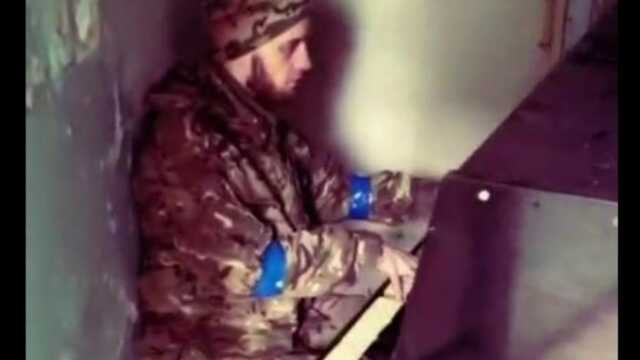 В освобожденном от оккупантов Ирпене украинский военный сыграл на пианино