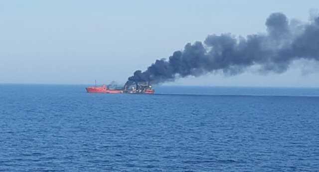 У порту Маріуполя горить обстріляне росіянами іноземне судно: є поранені