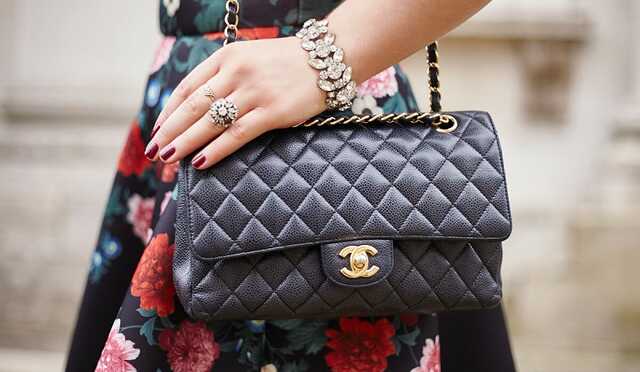 Российские звезды начали уничтожать сумки Chanel за $6000, чтобы доказать свой патриотизм