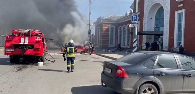 Оккупанты ударили ракетами по вокзалу Краматорска: более 30 человек погибли