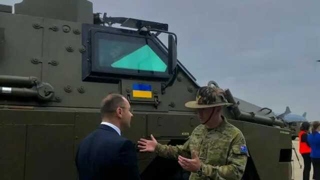 Исторический момент: Австралия передала Украине 20 «Бушмастеров»