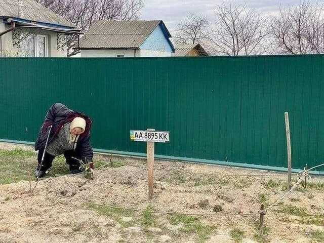 В Богдановке на могиле убитых оккупантами украинцев установили автомобильный номер: ищут их родных