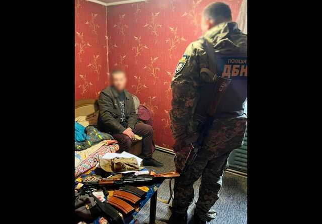 В Черниговской области наркодилеры хранили боевое оружие
